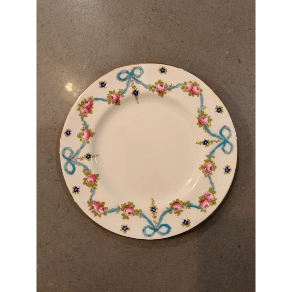 Charming bow and rose rimmed plate